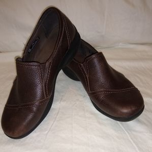 Clark's. Women's slip ons. Size 8W